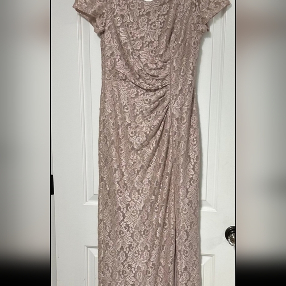 NWOT Lace Floral Gown - Picture 3 of 4